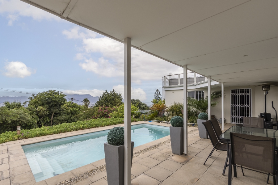 To Let 4 Bedroom Property for Rent in Heldervue Western Cape